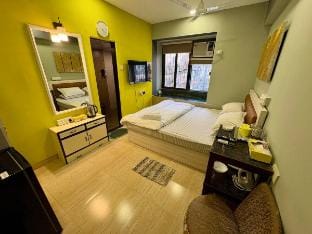 Studio Apartment Close to BKC, Hill road, Bandra  Vacation rental in Mumbai