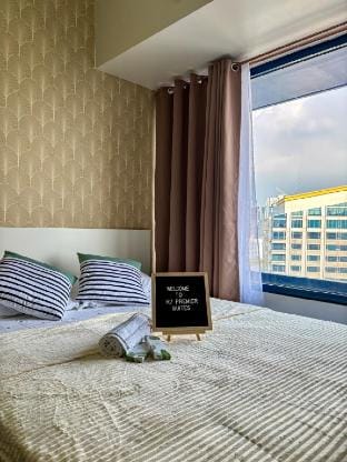 R7 Premier Suites - 1 Bedroom in Air Residences Apartment in Makati