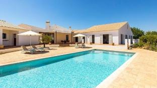 Algarve 5-bedroom Hideaway Sunlit by Views & Pool Villa in Guia