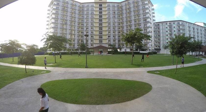 Eka and Papa Staycation Near Manila Airport Apartment in Las Pinas
