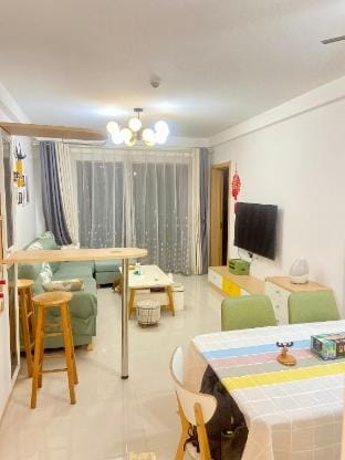 LEON’S APARTMENT CLOSE TO XIAOLAN RAILWAY STATION Vacation rental in Guangzhou