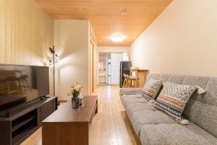Exquisite Japanese Style 5ppl 2-story House tub Vacation rental in Osaka