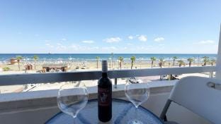 Kolonaki Seaview 1BDR Finikoudes Apartment in Larnaca
