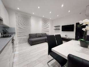 Modern 2BR London Apt Near Tube Apartment in City of Westminster