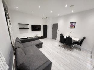 Modern 2BR London Apt Near Tube Apartment in City of Westminster