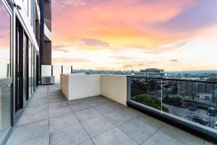 StayAU Spacious 2BR Stunning Sunset Views Apartment in Melbourne