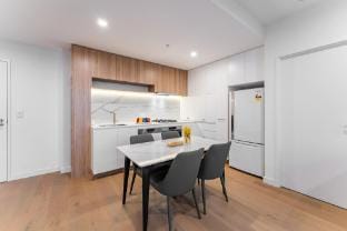 StayAU Spacious 2BR Stunning Sunset Views Apartment in Melbourne