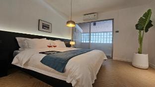 Bangkok City Center Sukhumvit Four-Bedroom Villa, Near Cowboy Street Vacation rental in Bangkok