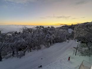 min5 Walk to Lift 3BR Luxe Chalet w/ Views & Fire Vacation rental in Mount Buller