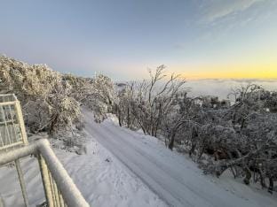 min5 Walk to Lift 3BR Luxe Chalet w/ Views & Fire Vacation rental in Mount Buller