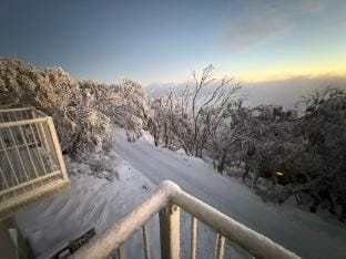min5 Walk to Lift 3BR Luxe Chalet w/ Views & Fire Vacation rental in Mount Buller