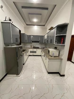 4BDR Gulshan Spacious Central AC 60"LED 24/7 Secur Vacation rental in Karachi