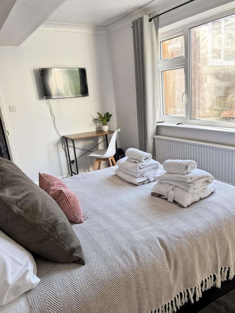 Charming Retreat With Hot Tub Sauna Sleeps 4 Apartment in Brighton