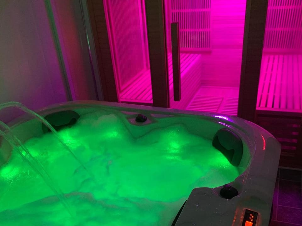 Charming Retreat With Hot Tub Sauna Sleeps 4 Apartment in Brighton