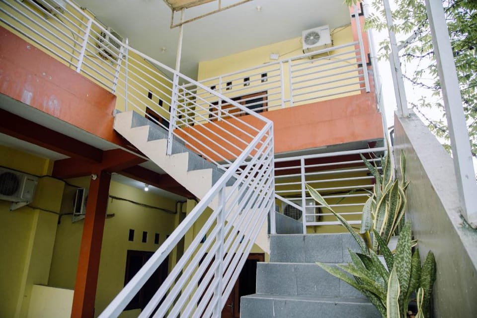 RedDoorz @ Hening Homestay Hotel in Batu Layar