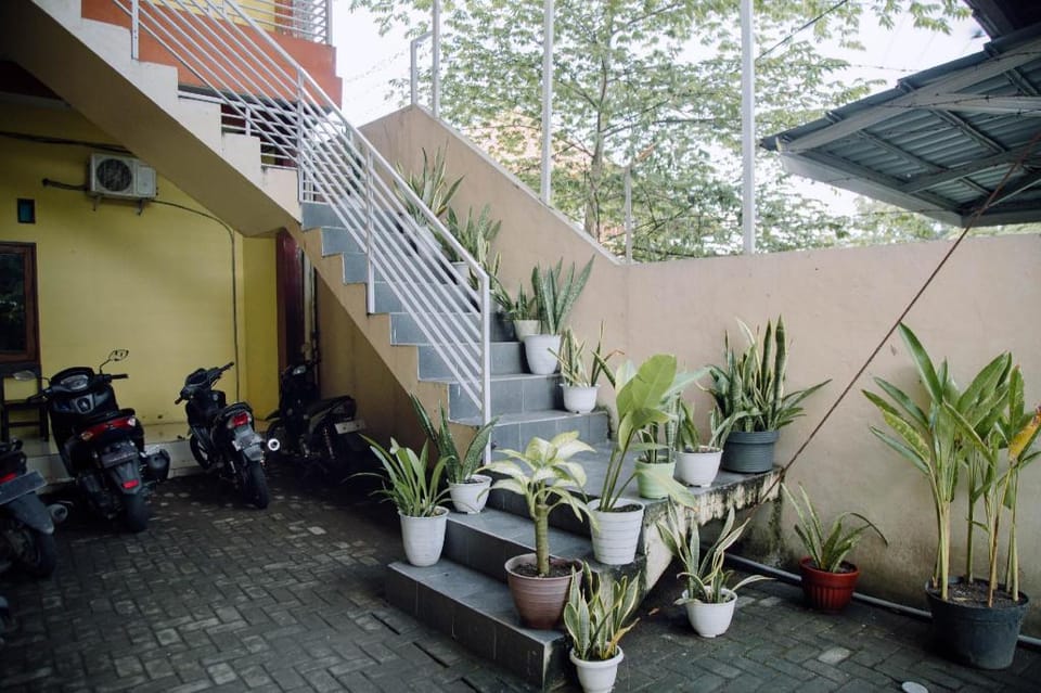 RedDoorz @ Hening Homestay Hotel in Batu Layar