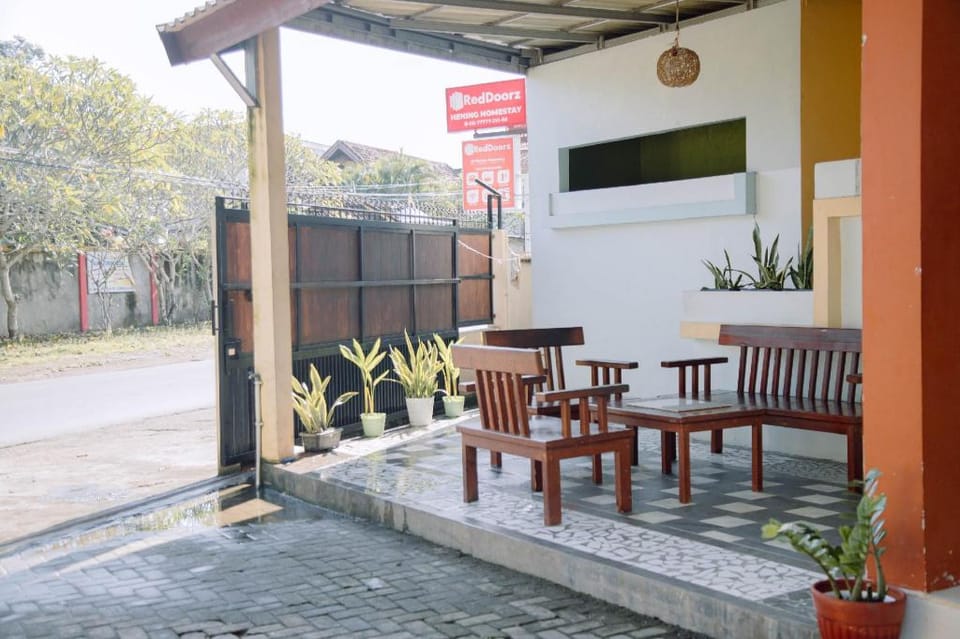 RedDoorz @ Hening Homestay Hotel in Batu Layar