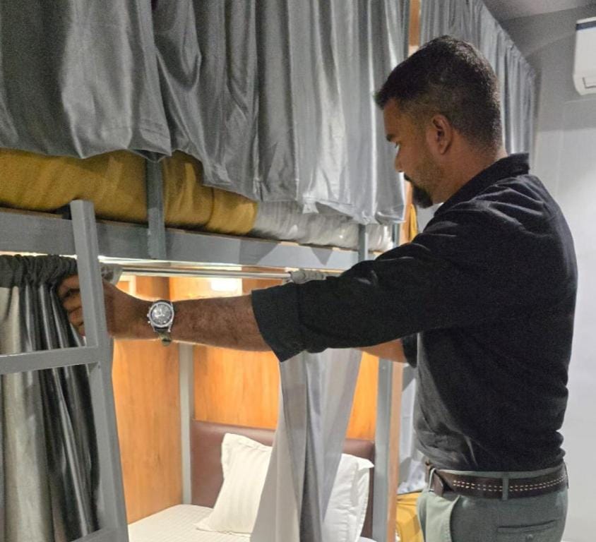 Classy Ac Dormitory Hotel in Mumbai