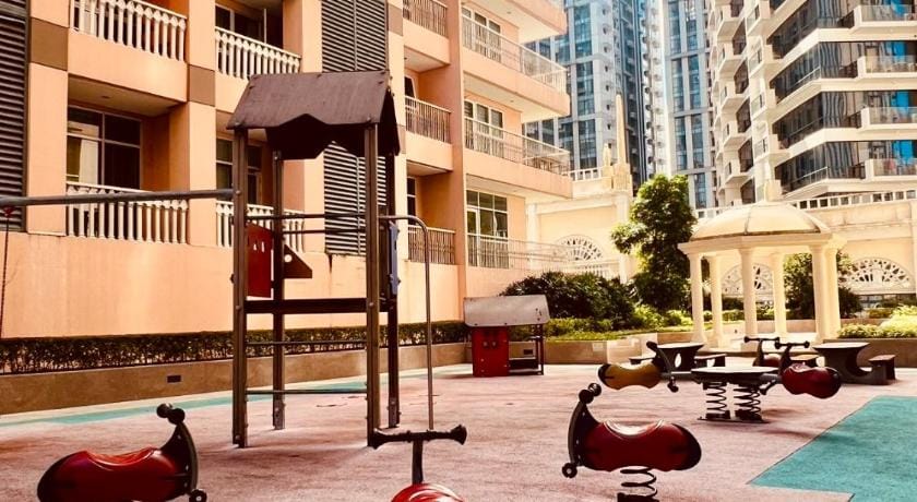 Venetian Haven Accommodates 10 people (3+1 rooms) Apartment in Makati