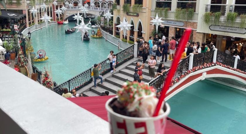 Venetian Haven Accommodates 10 people (3+1 rooms) Apartment in Makati