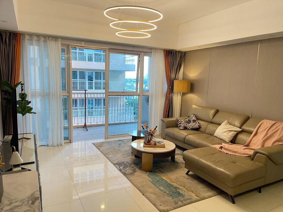 Venetian Haven Accommodates 10 people (3+1 rooms) Apartment in Makati