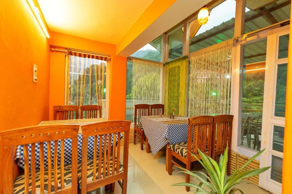 Hotel Mansarovar - Tirthan Valley Hotel in Himachal Pradesh
