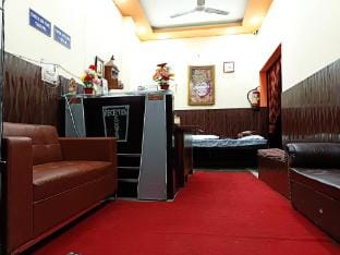 Lotus Stay -1 Min Walk in Nizamuddin Railway St Apartment in New Delhi