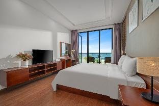 Beach Front Pool Villa Danang - 8 Bedrooms Villa in Da Nang
