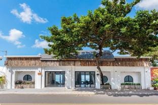 Villa 4 Bedroom - On beach (14k) Villa in Vung Tau