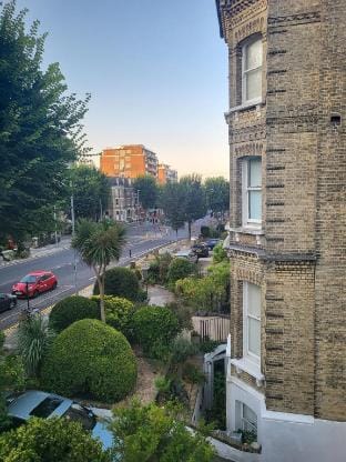 One Bed - Free Parking - Prime Location Apartment in Hove