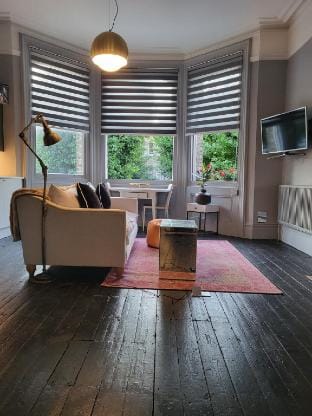 One Bed - Free Parking - Prime Location Apartment in Hove