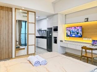 Stylish Studio SouthGate Apt w/ Pool, Gym, Netflix Apartment in South Jakarta City