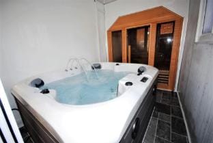 Cozy Hideaway With Hot Tub  Sauna Sleeps 7 Vacation rental in Brighton