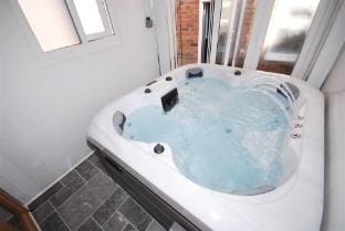 Family Holiday Home With Hot Tub  Sauna Sleeps 8 Vacation rental in Brighton