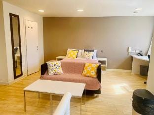 Spacious Studio Apartment in Zone 1 near Holborn Apartment in London Borough of Islington