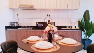 JB 2-5 pax Romantic Cozy Suite near Midvalley Apartment in Johor Bahru