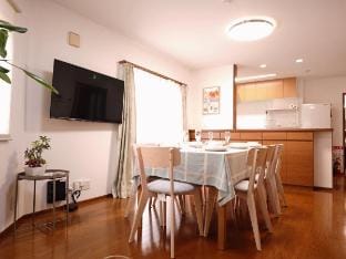 EIDOUYADO Tsurumibashi QB-1, 3 min walk to all living areas, 10 min by train to Namba Vacation rental in Osaka