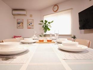 EIDOUYADO Tsurumibashi QB-1, 3 min walk to all living areas, 10 min by train to Namba Vacation rental in Osaka