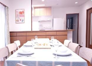 EIDOUYADO Tsurumibashi QB-1, 3 min walk to all living areas, 10 min by train to Namba Vacation rental in Osaka