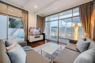 Villa with a Warm Atmosphere and Sea View in Pattaya Villa in Pattaya City