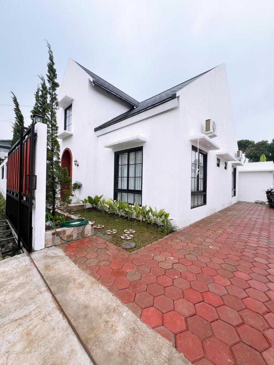 Casa De Gaudete Villa in Lembang