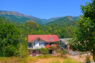 Cozy Queen Room with Balcony &Hill Views -Peace ful Retreat Vacation rental in Kerala