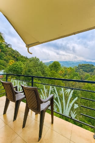 Cozy Queen Room with Balcony &Hill Views -Peace ful Retreat Vacation rental in Kerala