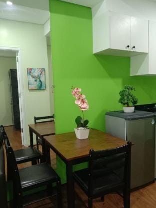 1BR Condo w Pool & Balcony - F&M Homes - Sitio Uno Apartment in Central Visayas