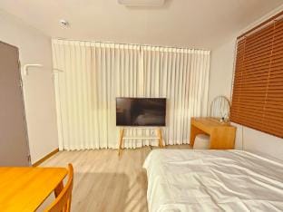 Busan Stn 5min 2 Room 2 Q-Beds Hotel Bed Netflix  Apartment in Busan