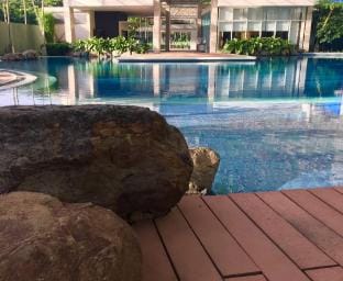 Fast WI-FI 400Mbps with Netflix and Pool Access Apartment in Pasig