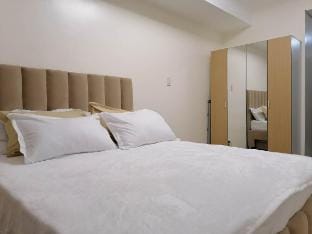 Fast WI-FI 400Mbps with Netflix and Pool Access Apartment in Pasig