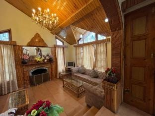 Snowberry Cottage Manali: -4BR by Homeyhuts Vacation rental in Manali