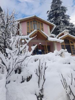Snowberry Cottage Manali: -4BR by Homeyhuts Vacation rental in Manali