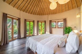 Villa Meraki, 6BR heart of seminyak, lushed garden Villa in Kuta